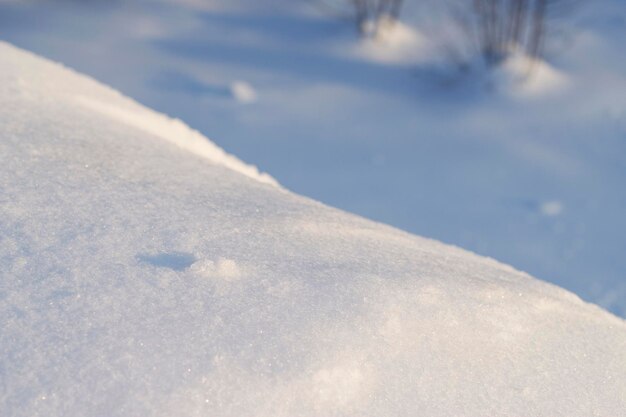 montagnes couvertes de neige en hiver avec des ombres bleues