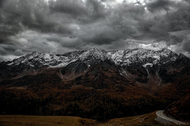 montagnes couvertes de neige en hiver