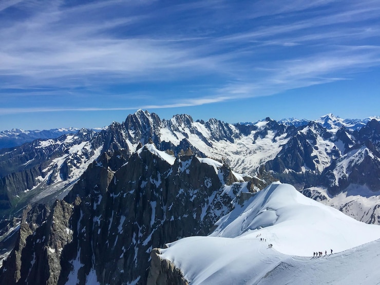 Photo des montagnes couvertes de neige pendant la saison des neiges