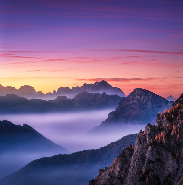 Montagnes dans le brouillard au beau coucher de soleil en automne dans les Dolomites, en Italie.