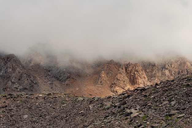 Montagnes dans un brouillard dense paysage mystique avec beau shar