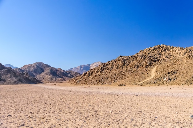 Montagnes dans le désert d'Arabie non loin de la ville d'Hurghada Egypte