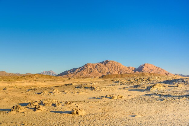 Montagnes dans le désert d'Arabie non loin de la ville d'Hurghada Egypte