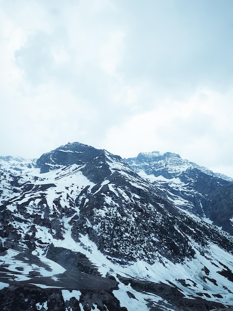 Montagnes dans la neige avec un ciel dramatique