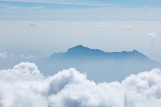 Montagnes dans les nuages Kodaikanal Tamil Nadu