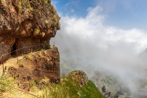 Montagnes dans les nuages