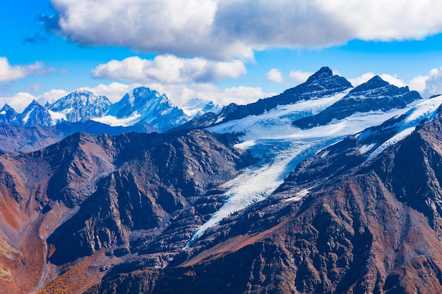 Montagnes dans la région du mont Elbrouz Russie