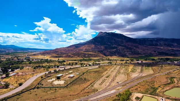 Montagnes désertiques envahies par de gros nuages d'orage