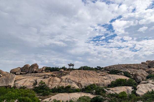 Montagnes désolées, beaucoup de grosses pierres grotesques et peu de plantes