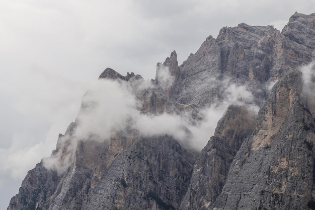 Montagnes des Dolomites par temps nuageux