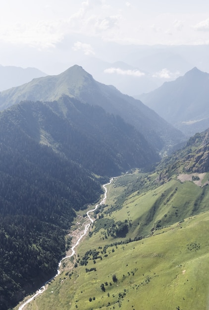 Montagnes du Caucase en été