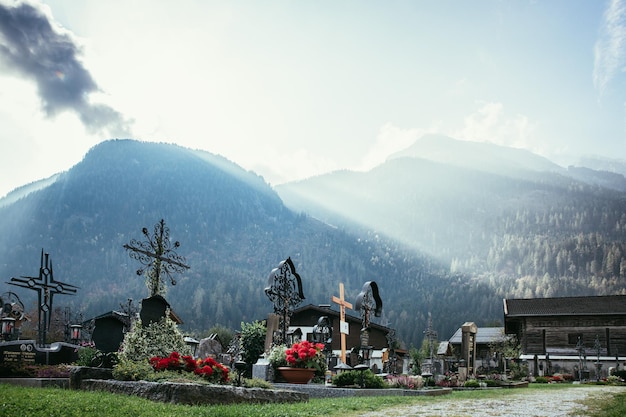 Montagnes du cimetière et rayons lumineux en arrière-plan