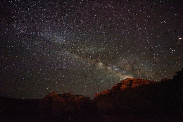 Montagnes du désert de rouge avec des étoiles de la voie lactée