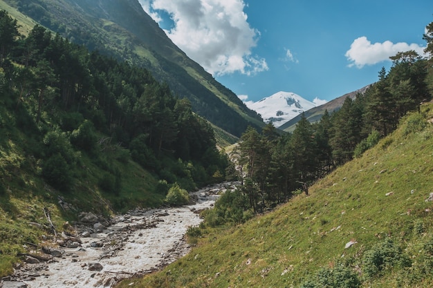 Montagnes du Grand Caucase depuis le mont Elbrus