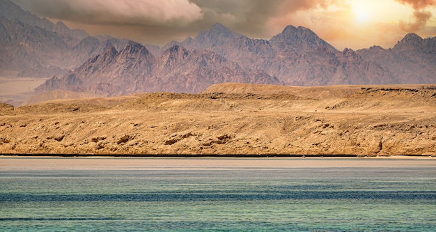 montagnes du sinaï sur la mer rouge riviera lever de soleil incroyable au mont sinaï