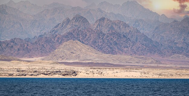 montagnes du sinaï sur la mer rouge riviera lever de soleil incroyable à la montagne du sinaï belle aube en égypte