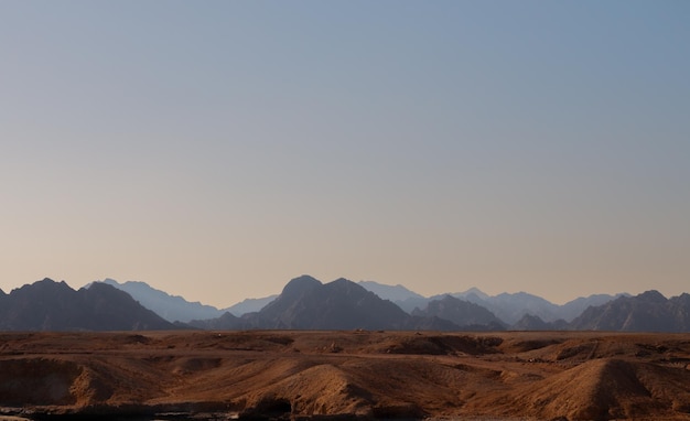 Montagnes égyptiennes contre le ciel