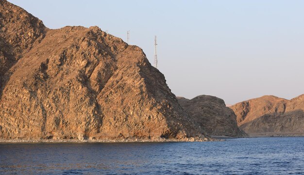 Montagnes égyptiennes sur la côte de la mer