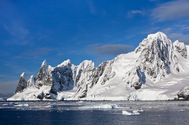 Montagnes enneigées en Antarctique