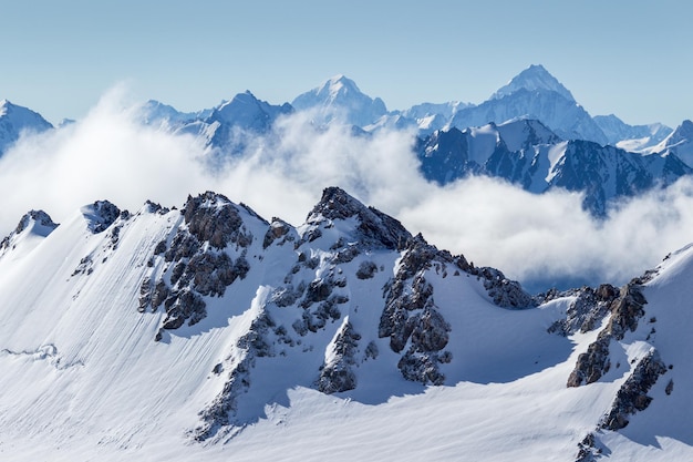 Montagnes enneigées bleues le matin.