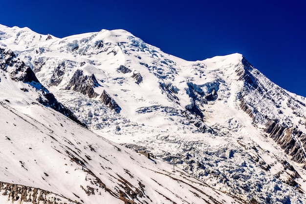 Montagnes enneigées Chamonix Mont Blanc HauteSavoie Alpes France