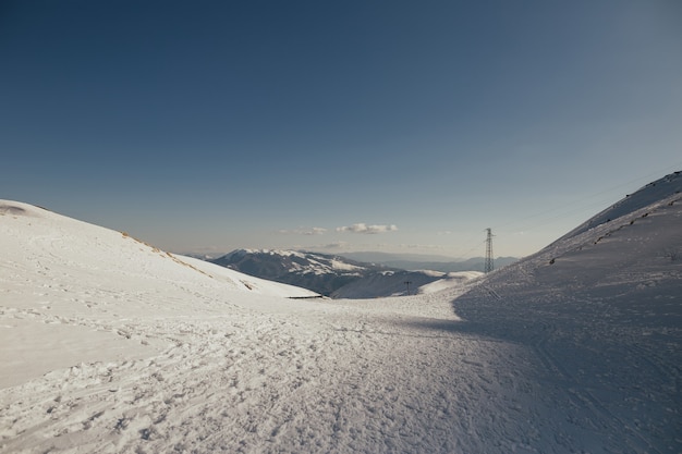 Montagnes enneigées avec ciel bleu