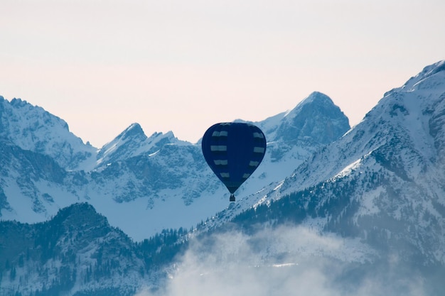 Des montagnes enneigées contre un ciel dégagé