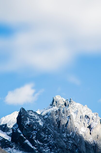 Photo des montagnes enneigées contre le ciel