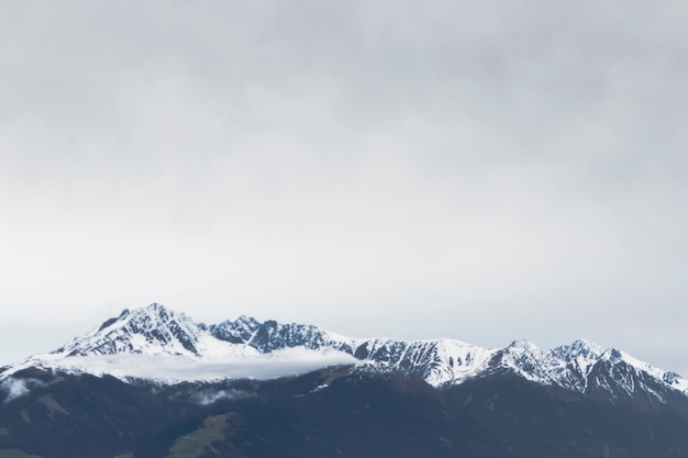 Montagnes enneigées dans les Alpes