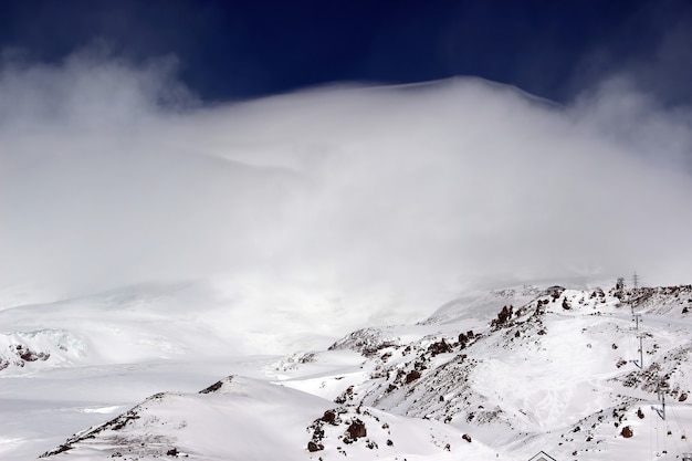 Montagnes enneigées dans les nuages ciel bleu Caucase Elbrouz