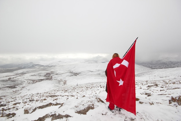 Montagnes enneigées et drapeau turc