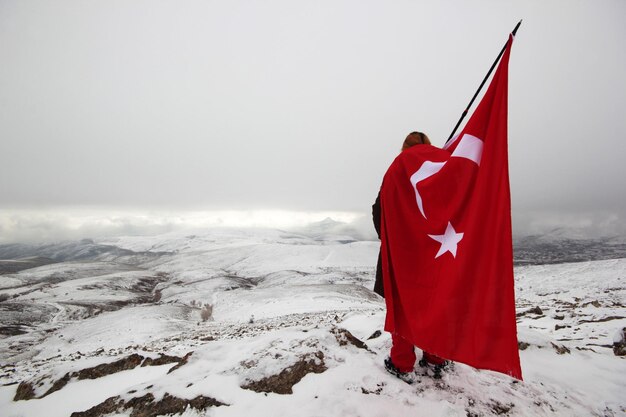 Montagnes enneigées et drapeau turc