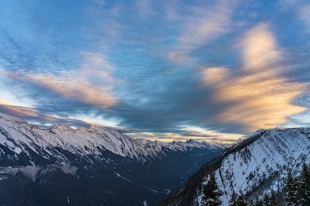 Montagnes enneigées du mont rundle au crépuscule dans le parc national banff en hiver les Rocheuses canadiennes