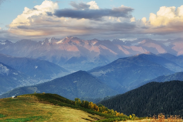 Montagnes enneigées fantastiques