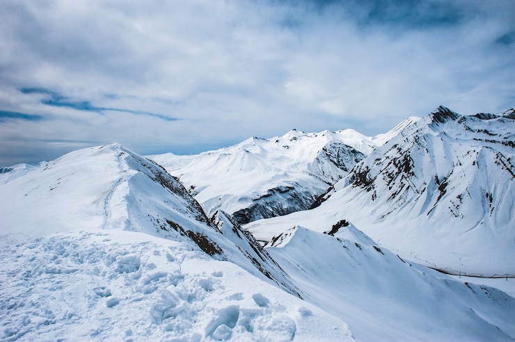 Photo montagnes enneigées d'hiver. montagnes du caucase, géorgie, gudauri.