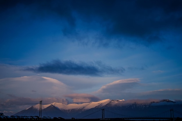 Photo les montagnes enneigées d'islande et le rayon du matin