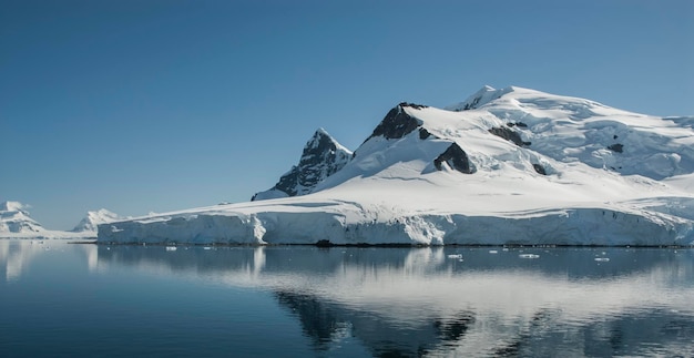 Montagnes enneigées en journée ensoleillée Paraiso Bay Antartica