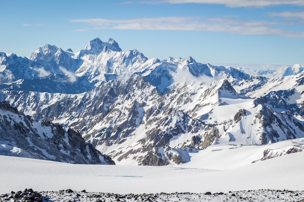 Montagnes enneigées le matin. Chaîne du Grand Caucase. Géorgie.