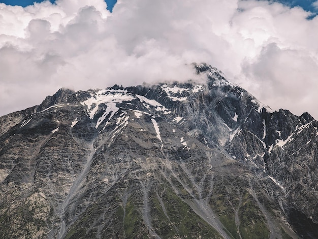 Montagnes enneigées et nuageuses en été