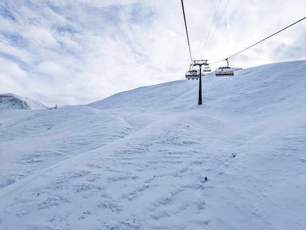 Montagnes enneigées et pistes de ski domaine skiable Stoos