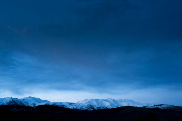 Montagnes enneigées des Pyrénées Catalanes, à la frontière espagnole avec la France