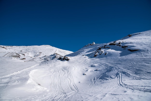 Montagnes enneigées de la Sierra Nevada Grenade Andalousie Espagne avec l'observatoire en arrière-plan