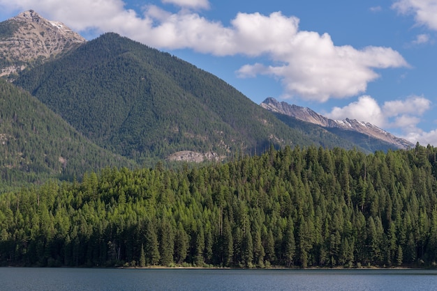 Montagnes entourant le lac Holland au Montana