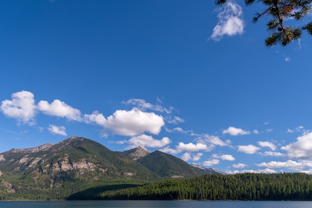 Montagnes entourant le lac Holland au Montana