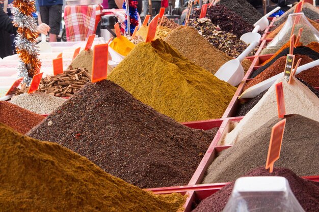 Montagnes d'épices sur le marché Épices orientales pour la cuisine Vente d'épices sur le marché