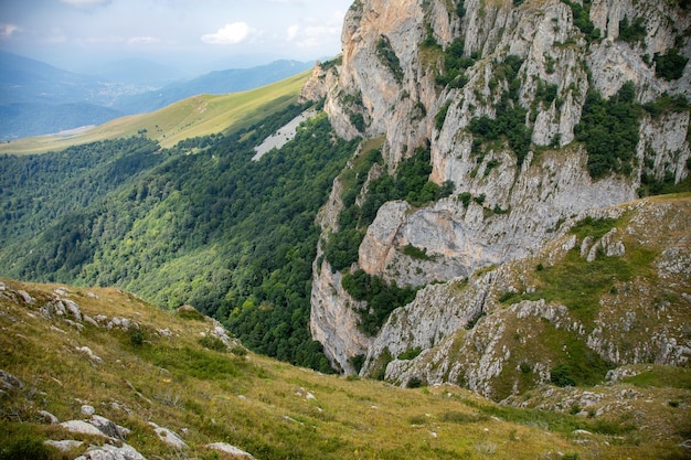 montagnes d&#39;été herbe verte et paysage de ciel bleu