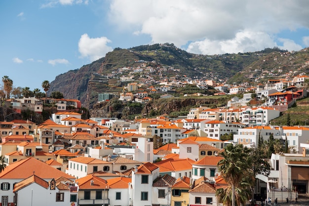 Montagnes étonnantes et belles maisons aux toits oranges sur l'île de Madère