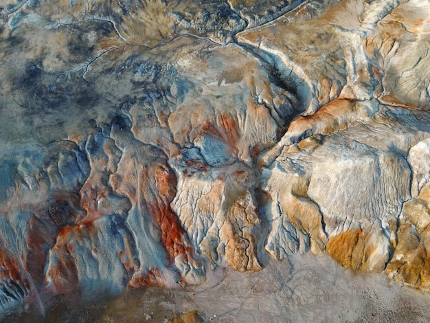 Montagnes faites d'argile réfractaire. Carrière d'uralsky mars. photographie aérienne