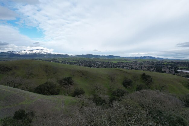 Montagnes et fleurs sauvages autour de San Ramon après une pluie