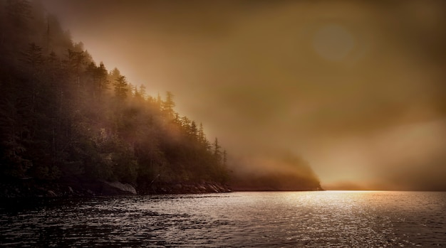 montagnes avec fond de brouillard et coucher de soleil dans l&#39;océan de l&#39;Alaska